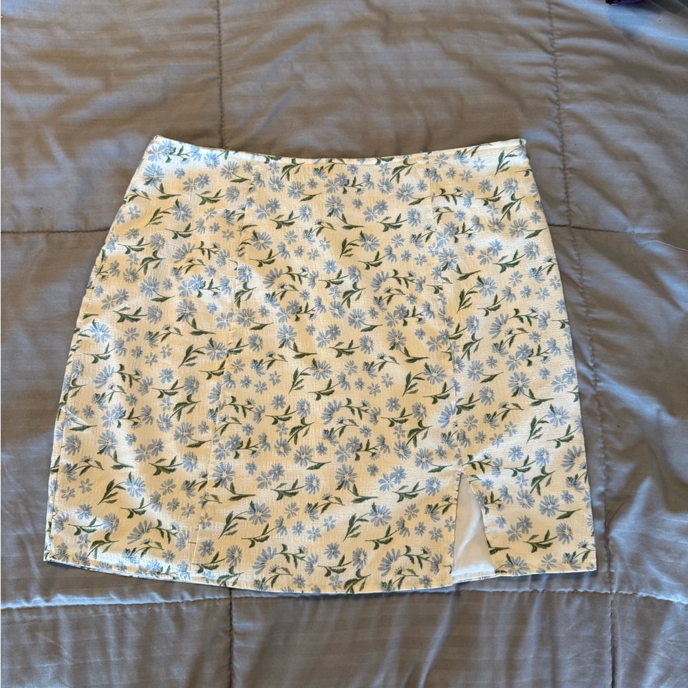 Chic Floral Mini Skirt in Cream and Green